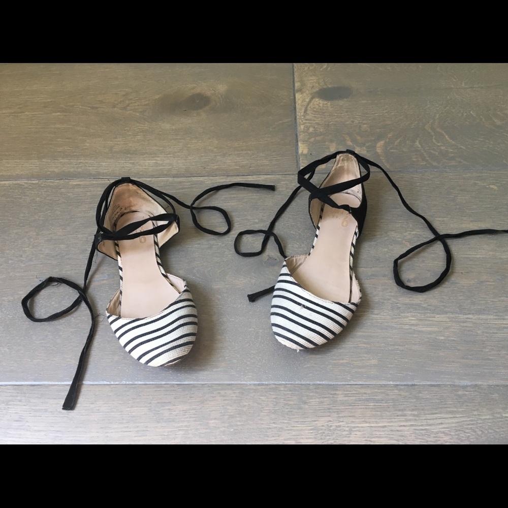 Size 6 Mix No. 6 Black & White Stripe Lace-up Flat